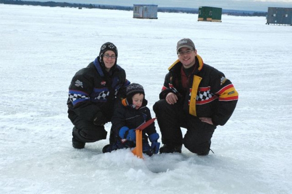 Pêche sur glace en famille